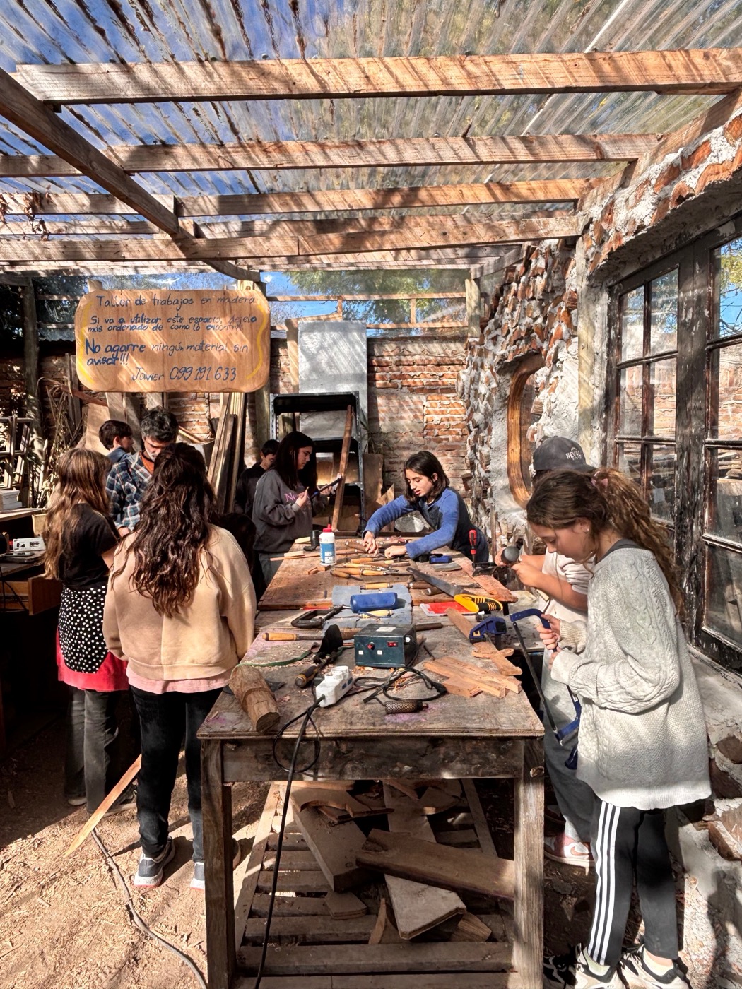 Jóvenes de Secundaria trabajando en el taller de carpintería