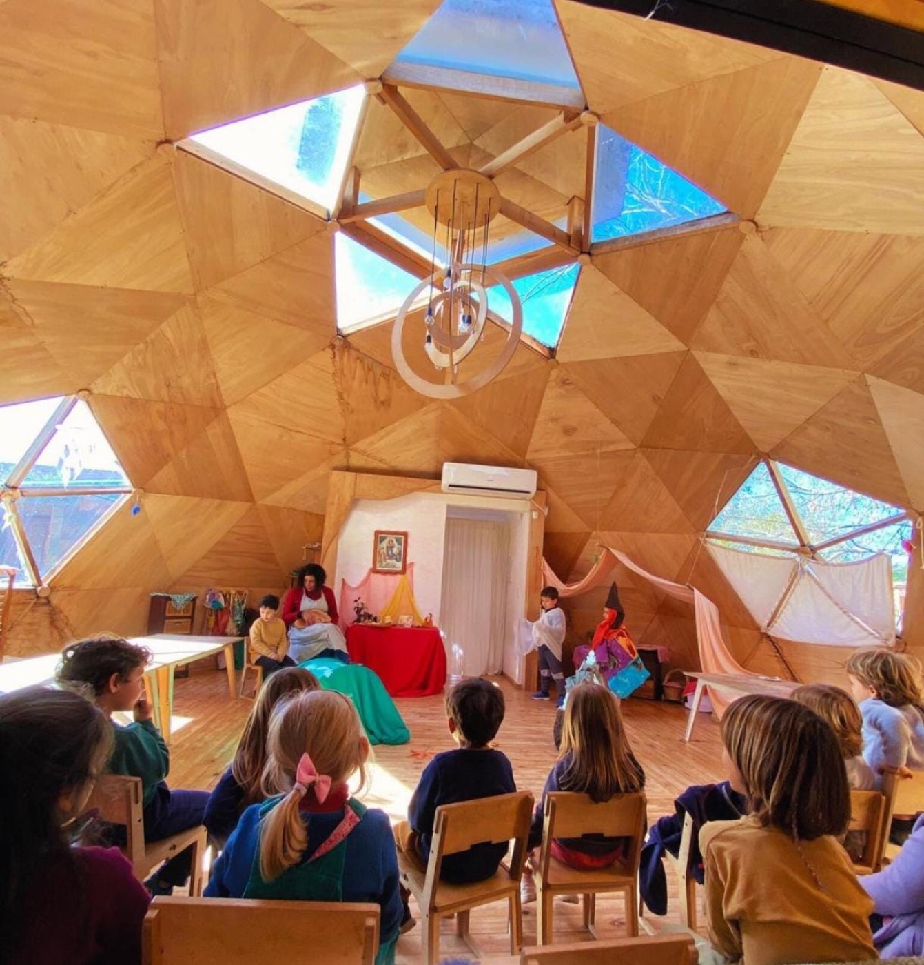 Niños en el Domo Geodésico durante una actividad de Jardín