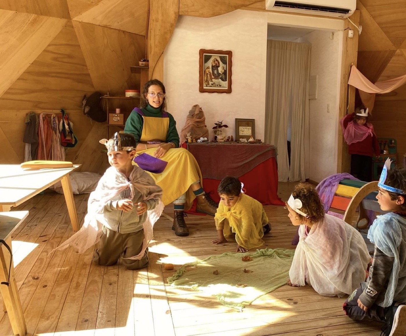 Maestra con niños en una dramatización en el Domo Geodésico
