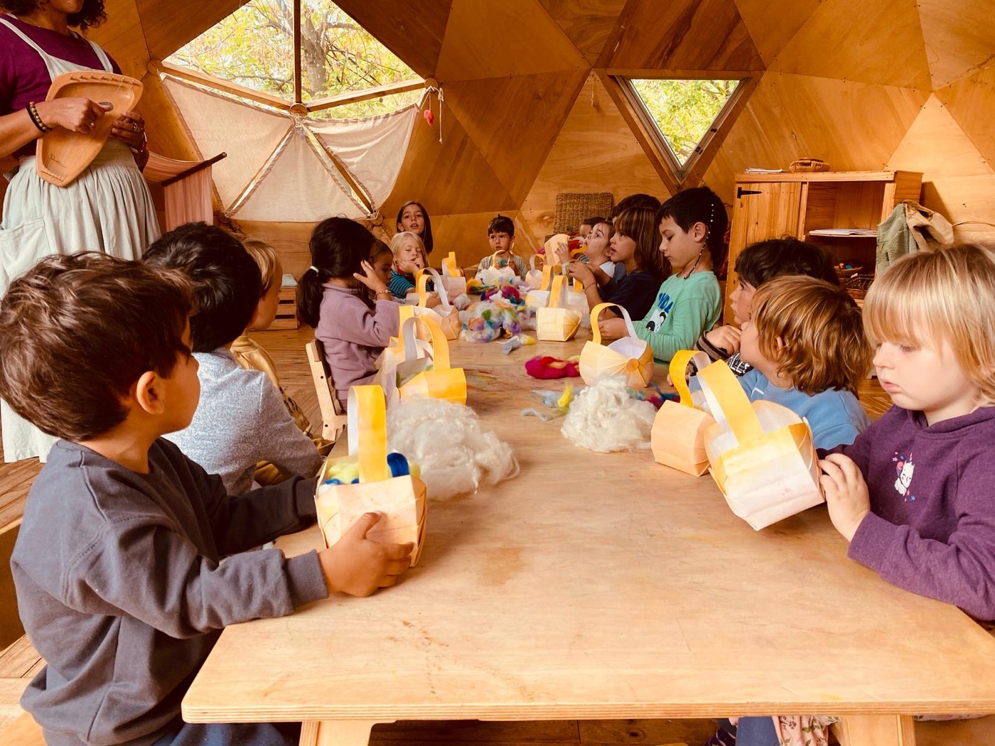 Niños confeccionando linternas con lana en el Jardín