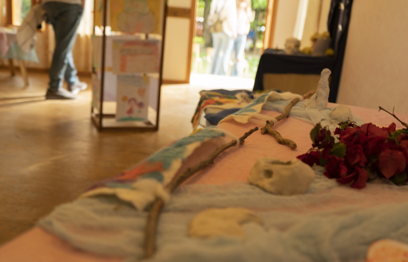 Mesa con trabajos y creaciones artesanales de los alumnos