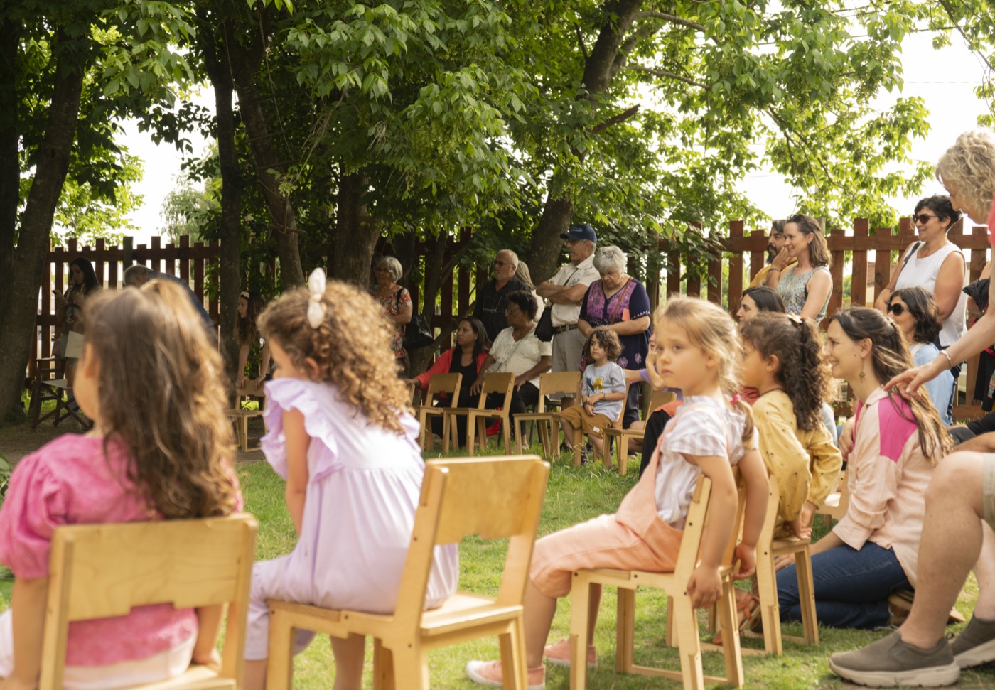 Niñas tomadas de la mano en el jardín de la escuela