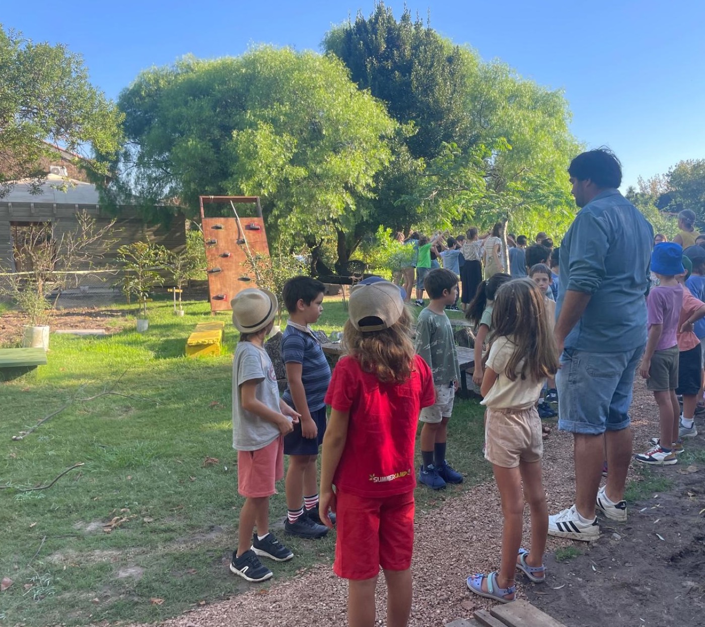 Niños de Primaria en actividad al aire libre en el predio