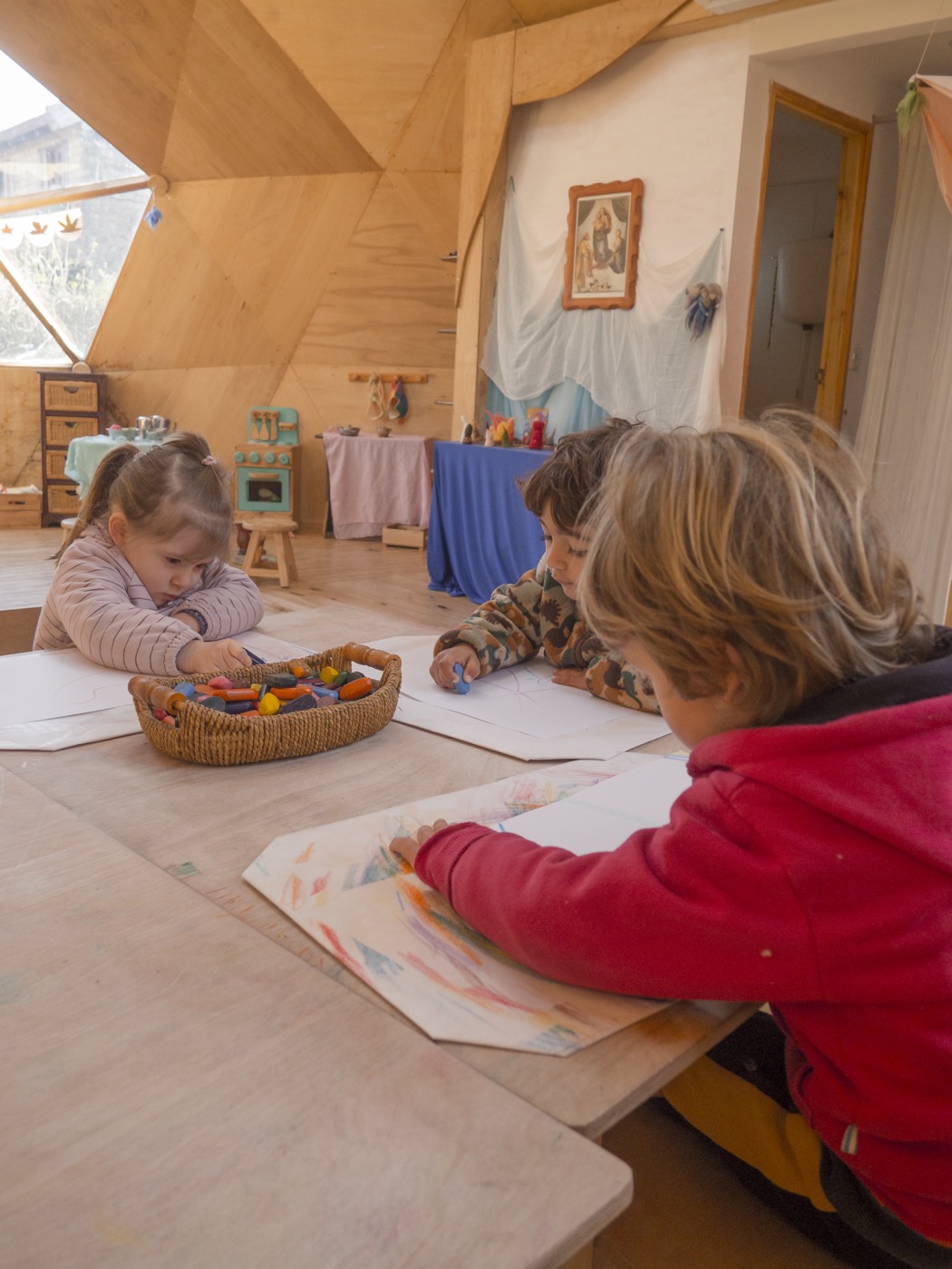 Niños pequeños dibujando con crayones en el Domo Geodésico