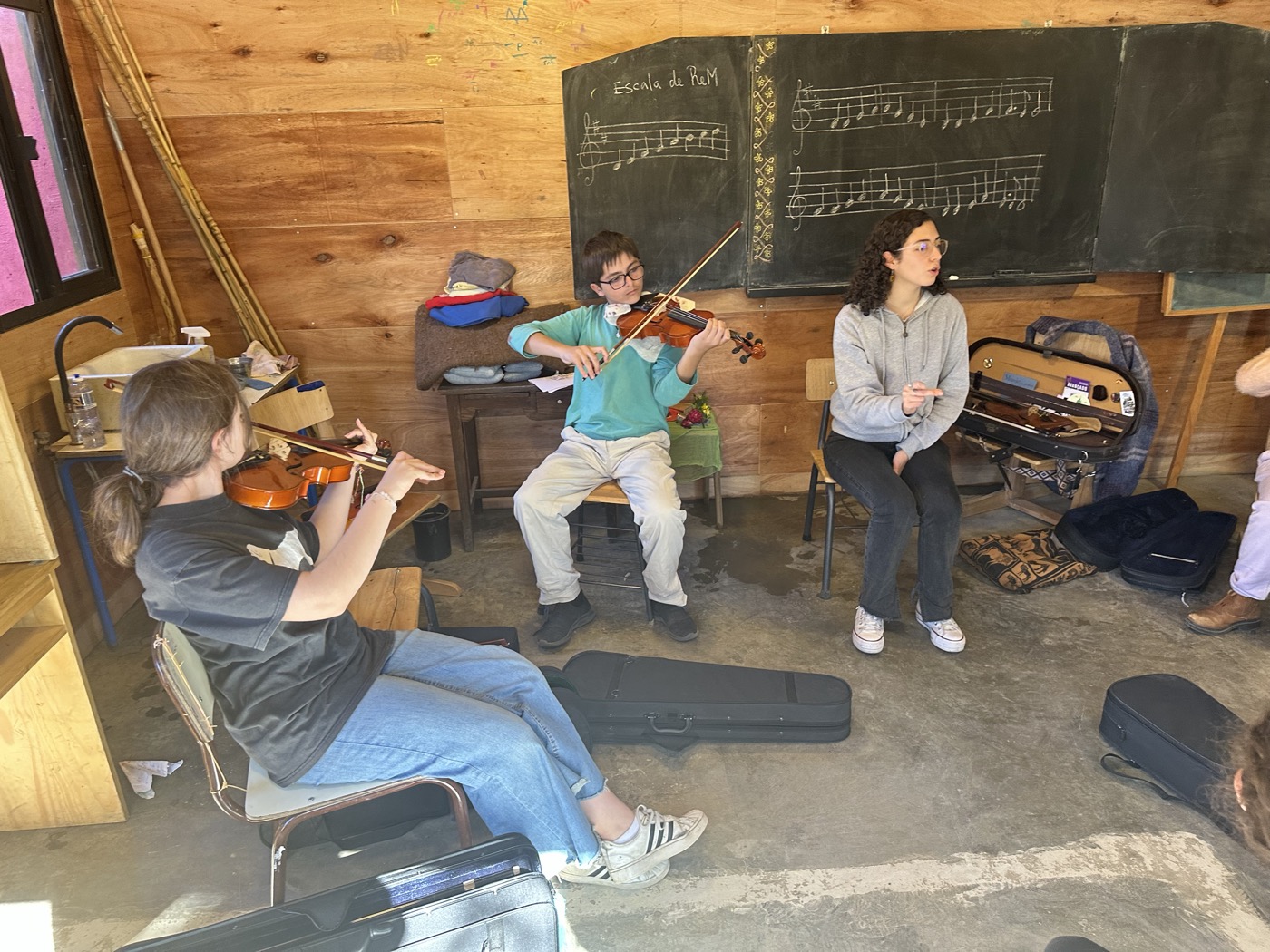 Estudiantes de Secundaria en la clase de violín